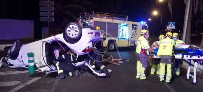 Imagen del vehículo volcado y de la asistencia sanitaria al conductor/TA.